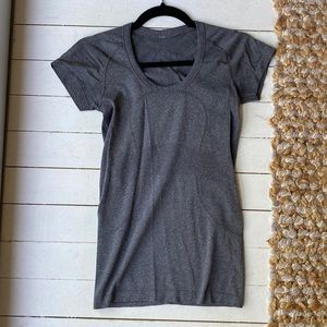 Lululemon size 4 gray fly tech short sleeve